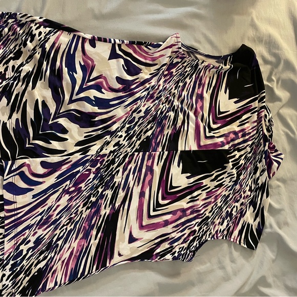 Abstract Patterned Blouse - Picture 2 of 2